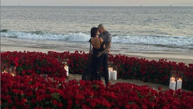 Kourtney Kardashian und ihr Verlobter Travis Barker posten ihr Liebesglück auf Instagram.
