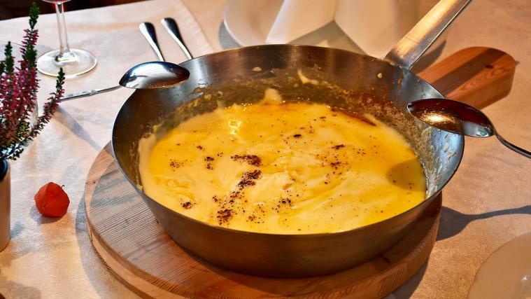 Melchamuis, Dämpfer, Tirschtlan, Pressknödel, Erdäpflblattln und andere Köstlichkeiten der Puschtra-Kost und Alt-Terner Gerichte stehen auf der Speisekarte