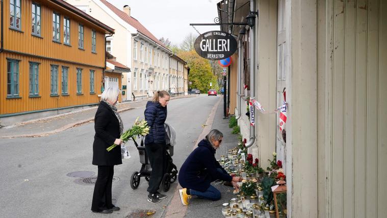 Trauernde legen Blumen und Kerzen an den Tatort in Kongsberg.