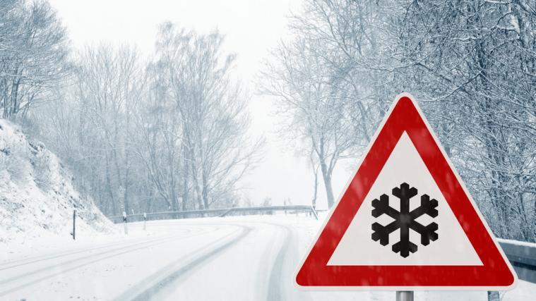 Auf schneebedeckten Fahrbahnen ist Vorsicht geboten.