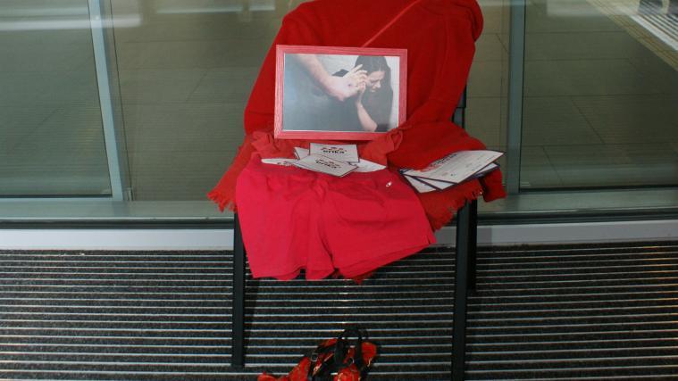 Beim Haupteingang im Bozner Krankenhaus.