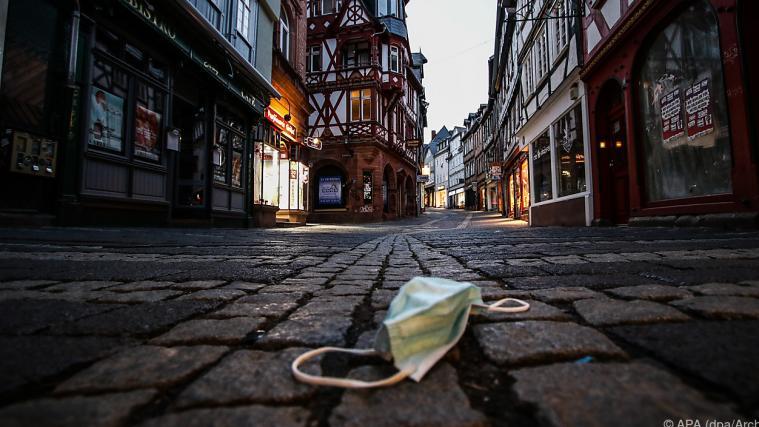 Der Ruf nach strengeren Corona-Maßnahmen wird in Deutschland laut.
