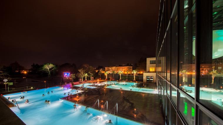 Die Pools und Saunas der Therme Meran bleiben einmal im Monat bis Mitternacht geöffnet.