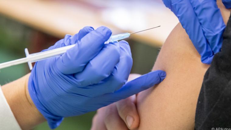 Einer Krankenpflegerin in Udine wird vorgeworfen, zwischen 2009 und 2015 Impfungen an Kindern nur vorgetäuscht zu haben.
