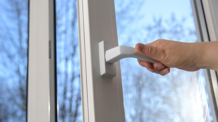 Fenster auf, auch wenn es draußen kalt ist? Auch im Winter ist Lüften sehr wichtig.