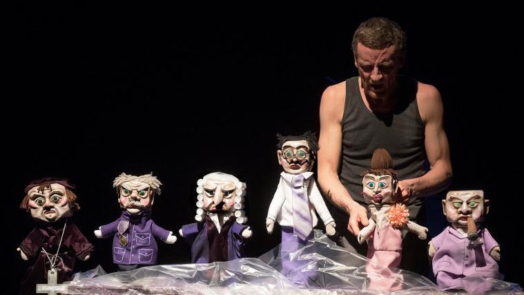 Hinter den Puppen steckt der Schauspieler und Regisseur Sebastian Kautz.
