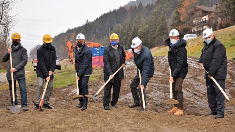 Im Bild: (v.l.) Bauleiter Reinhold Palla, Vizeabteilungsdirektor Umberto Simone, Bürgermeister Andreas Falkensteiner, Altbürgermeister Reinhard Niederkofler, Emilio Bianchi (Unternehmen PAC), Mobilitätslandesrat Daniel Alfreider und Alt-Landeshauptmann Luis Durnwalder beim Spatenstich.