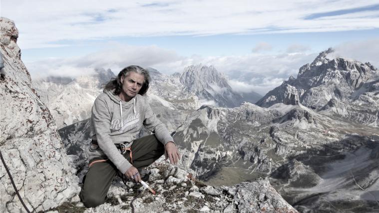 Luis Seiwald liebt die Ruhe der Natur. Das Bild zeigt ihn auf der Kleinen Zinne, wo er eine der vielen Urnen installiert hat, die heute ein unsichtbares „Energie“-Netz rund um den Globus knüpfen.