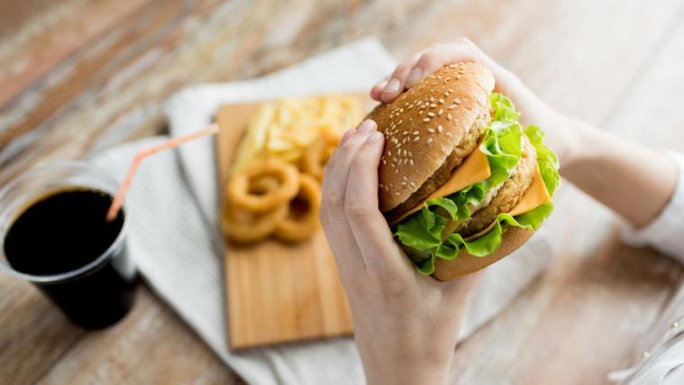 Nicht gerade das Beste für den Säure-Basen-Haushalt: Fast-Food, Fleisch, Käse und zu viel Zucker können das Gleichgewicht stören – und das hat meist Folgen.