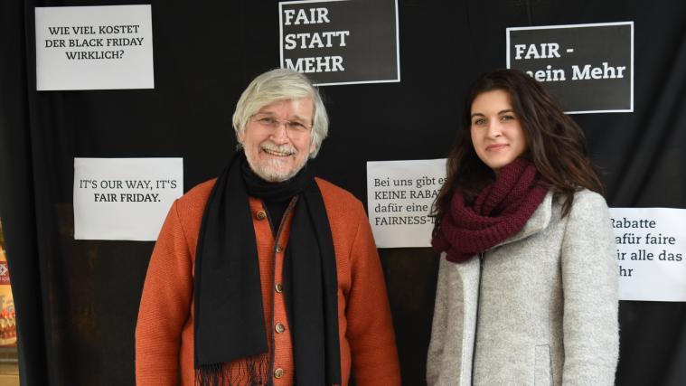 Rudi Dalvai, Vorsitzender des Weltladens in Bozen und Lea Maria Rainer, Zivildienstleistende bei den Südtiroler Weltläden, unterstützen den Fairen Handel und sind gegen den Massenkonsum am Black Friday.