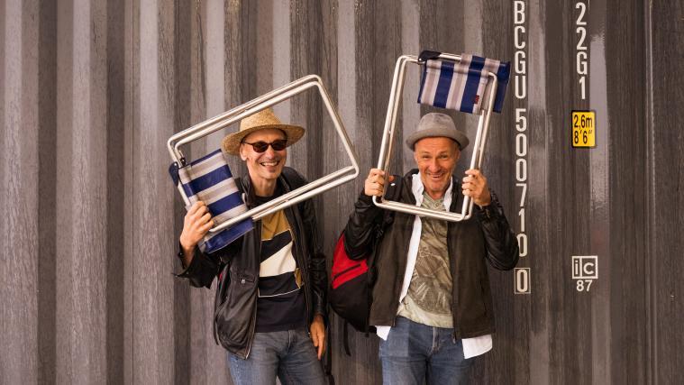Armin Stockerer und Christian Auer präsentieren Hits von Wolfgang Ambros, Falco, EAV, Reinhard Fendrich u. v. a. Der Abend ist nicht nur ein Wiedersehen mit Altbekanntem, sondern lässt auch neue Facetten in den Texten erkennen – erstaunlich witzig und weise, tiefschürfend und provokativ.