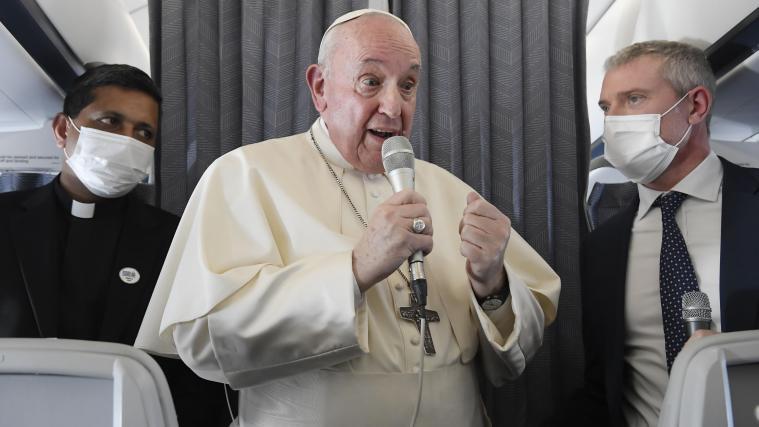 Der Papst hat am Montag im Flugzeug klare Worte zum EU-Dokument von Kommissarin Helena Dalli gefunden.