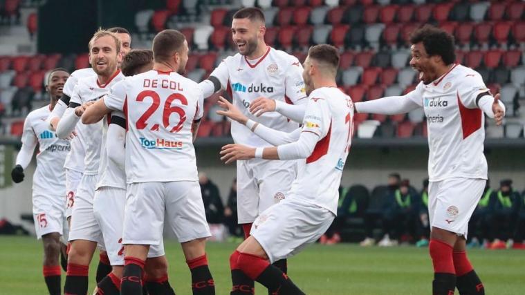 Die gesamte FCS-Mannschaft jubelt mit Simone Davi (verdeckt) über seinen ersten Profitreffer.