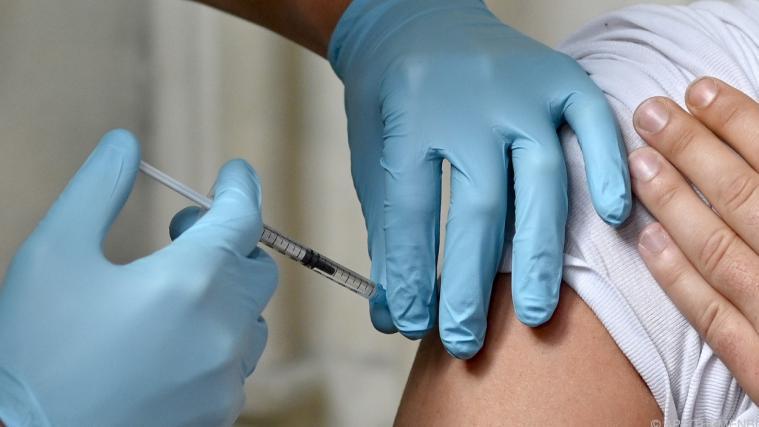 Die Impfung ist der wirksamste Schutz gegen das Virus.
