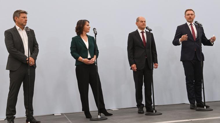Die Spitzenvertreter der neuen Regierungsparteien (von links): Robert Habeck (Grüne), Annalena Baerbock (Grüne), der designierte Bundeskanzler Olaf Scholz (SPD) und FDP-Chef Christian Lindner.