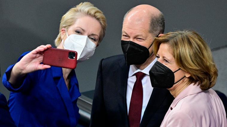 Ein Selfie mit dem künftigen Kanzler: Manuela Schwesig (links) mit Olaf Scholz und Malu Dreyer (rechts).