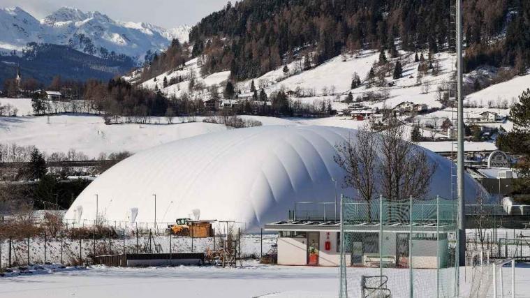 Eine riesige Traglufthalle ist die vorübergehende Heimat der Broncos.