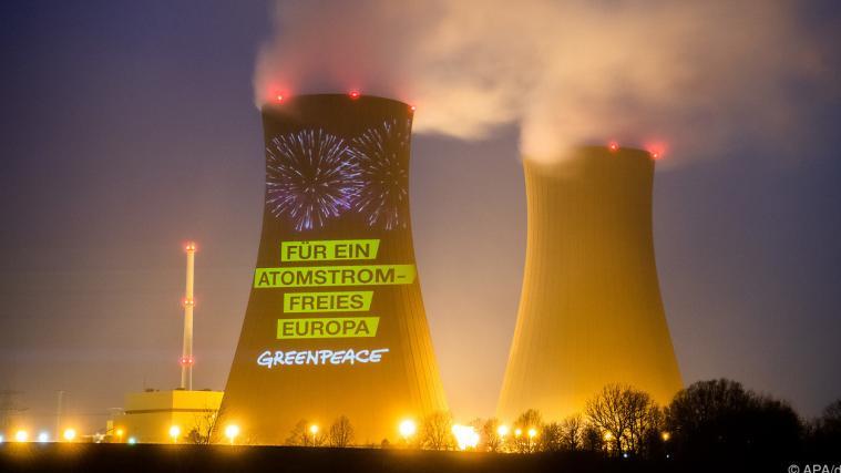 Greenpeace feierte in Grohnde mit einer Projektion.
