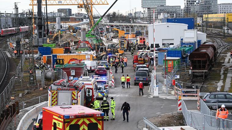 Großaufgebot der Einsatzkräfte im Zentrum von München: Feuerwehrleute, Polizisten und Bahnbedienstete stehen auf einem Bahngelände an der Donnersbergerbrücke.