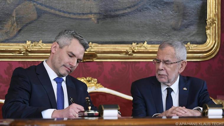 Karl Nehammer wird neue r österreichischer Kanzler.