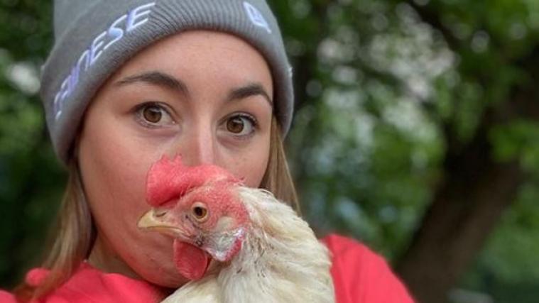 Sofia Goggia mit einem von ihren rund 2500 Hühnern.