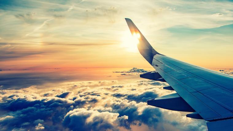 Eine kanadische Reisegruppe feierte eine ausgelassene Party auf dem Flug nach Mexiko. Nun sind 30 Personen positiv getestet worden.