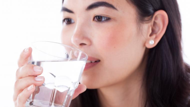 Heute schon genug getrunken? Viele Berufstätige werden diese Frage jetzt verneinen, sie vergessen im stressigen Arbeitsalltag schlicht regelmäßig zum Wasserglas zu greifen – ein fataler Fehler.