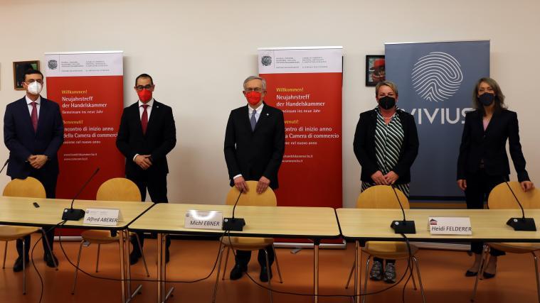 Im Bild von links nach rechts: Paolo Perego, Professor an der Freien Universität Bozen, Alfred Aberer, Generalsekretär der Handelskammer Bozen, Michl Ebner, Handelskammerpräsident, Heidi Felderer, Inhaberin der Heidi Felderer Bau GmbH und Christine Pfeifer, Präsidentin des Konsortiums „Vivius“.