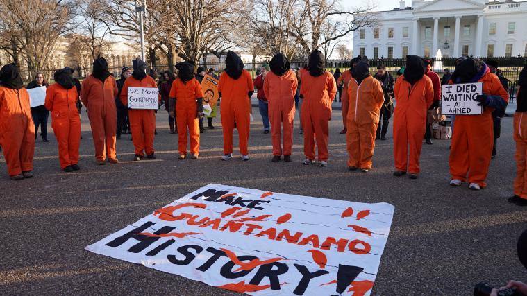 Immer wieder finden Demonstrationen für die Schließung von Guantánamo statt. Das Bild zeigt einen Protest im Jahr 2019 vor dem Weißen Haus.