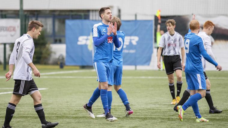 In der Oberliga (hier eine Szene zwischen Brixen in blau und Tramin) rollt bald wieder der Ball. Doch einige Fragen sind noch offen.