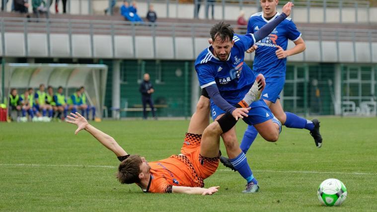In der Oberliga rollt der Ball bald wieder: Dann werden sich auch die Wege von Adnan Mehovic (rechts, St. Pauls) und Gabriel Tessaro (am Boden, Bozner FC) kreuzen.