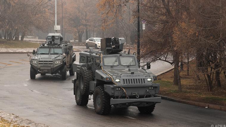 Militärfahrzeuge auf den Straßen von Almaty.