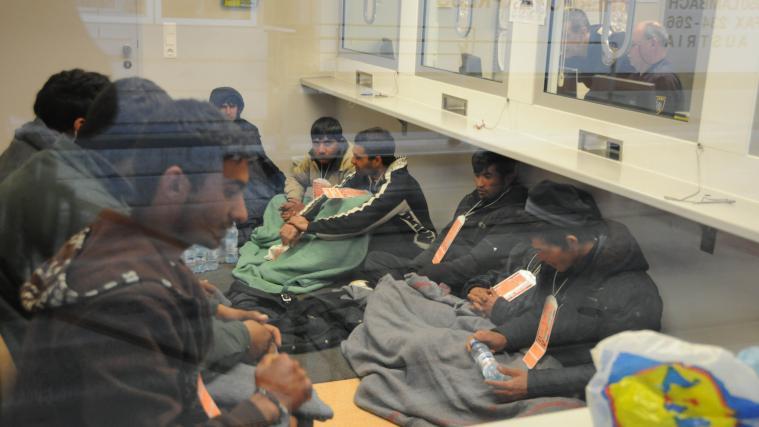 Tausende von afghanischen Flüchtlingen warten auf die Einreise nach Deutschland.