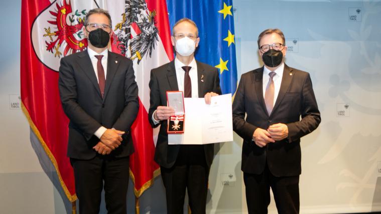 Verleihung des Großen Silbernen Ehrenzeichens der Republik Österreich (von links): Arno Kompatscher, Walter Obwexer und Günther Platter