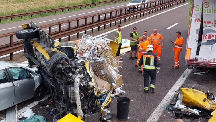 Schwerer Unfall Auf A22: Lieferwagen Prallt Auf Lkw – Autobahn-Südspur ...