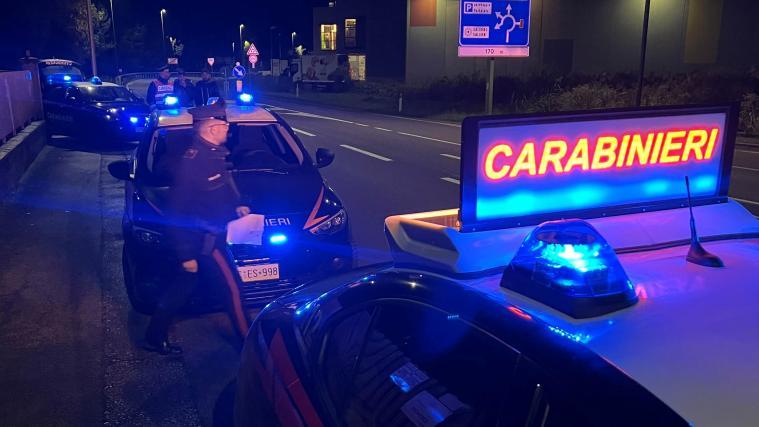 (Blau-)Licht ins Dunkel bringen nun die Carabinieri im Unterland mit verstärkten Kontrollen in den Nachtstunden, die bereits Wirkung zeigen: In der Nacht auf Donnerstag schlugen die Beamten eine mutmaßliche Räuberbande in die Flucht. -  Foto: © CC