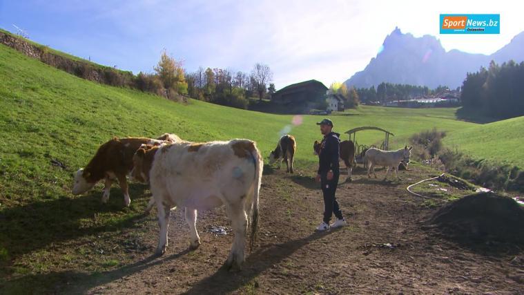 Von sommerlichen Traktorfahrten, einer wichtigen Aufgabe beim Kastelruther Spatzenfest bis hin zu kullernden Schweißperlen in der Kraftkammer – Florian Schieder zeigt sich von einer völlig neuen Seite. Wir durften den Ski-Star einen Tag lang mit der Kamera begleiten. Das Ergebnis: Ein ungewohnter Einblick in sein privates Leben fernab des lauten Weltcup-Rummels. -  Foto: © youtube.com