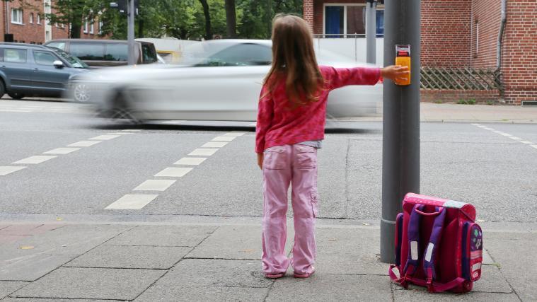 Kürzlich schlug ein Onkel in Bozen Alarm, weil seine Nichte nicht von der Schule zurückgekehrt war – die Polizei konnte sie nach einer kurzen Suchaktion wohlbehalten finden (Symbolbild). -  Foto: © dpa-tmn / Mascha Brichta