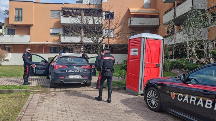 Im obersten Stockwerk dieses Mehrfamilienhauses in der Via Deledda in Riva am Gardasee hat sich – bereits in der Nacht auf Freitag, wie sich später herausstellte – die Familientragödie ereignet.  TIPOGRAFIA -  Foto: © TIPOGRAFIA